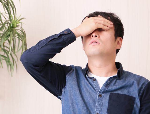 悩んでいる男性の画像