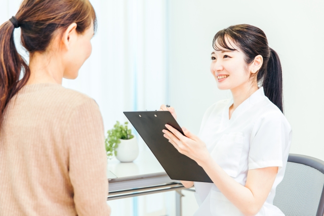 歯科でカウンセリングを受ける女性の画像