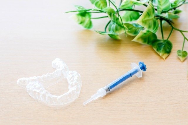 ホームホワイトニング用のマウスピースとジェル