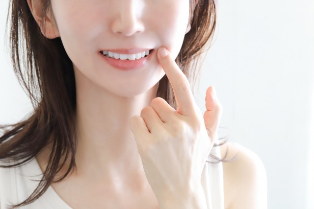 整った歯並びで笑顔を見せる女性の画像