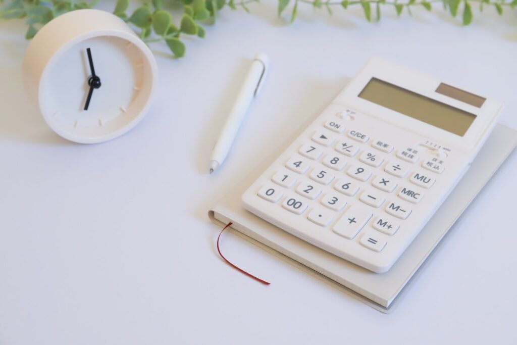 小児矯正にかかる期間や費用をイメージする時計と電卓の画像