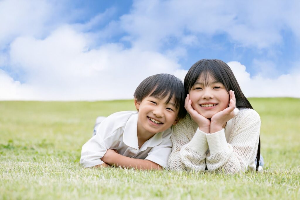 矯正治療を頑張る子どもの明るい笑顔をイメージした写真