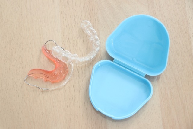 矯正後の歯並びを安定させるためのリテーナーの画像