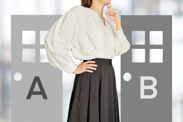 リテーナーの種類を比較して考える女性の画像