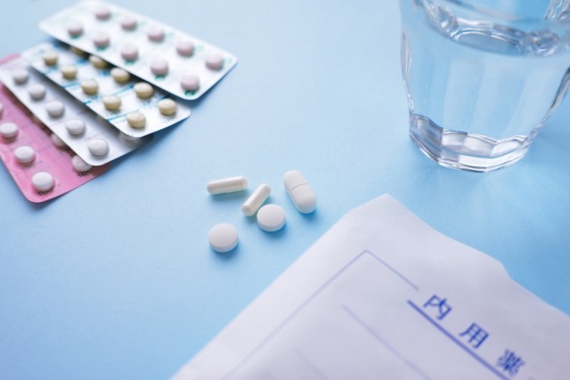 痛み止めで矯正治療の痛み対策を行うイメージ画像