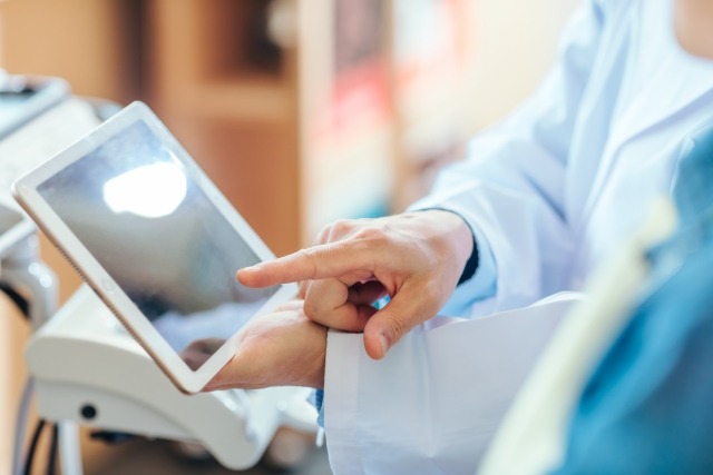 大人の歯並び矯正の種類や特徴について、モニターで説明している画像