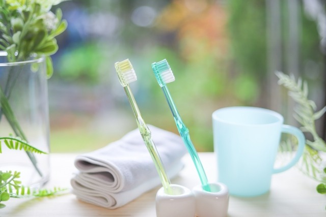 歯ブラシが2本並んでいる様子、矯正中のお口のケアをイメージした画像