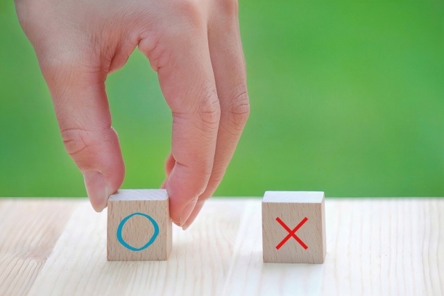 歯科医院の選び方をイメージした〇と×が書かれた積み木の画像