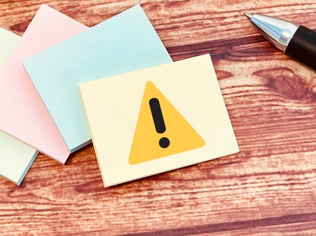 インビザラインの失敗の原因について注意を促すビックリマークの画像