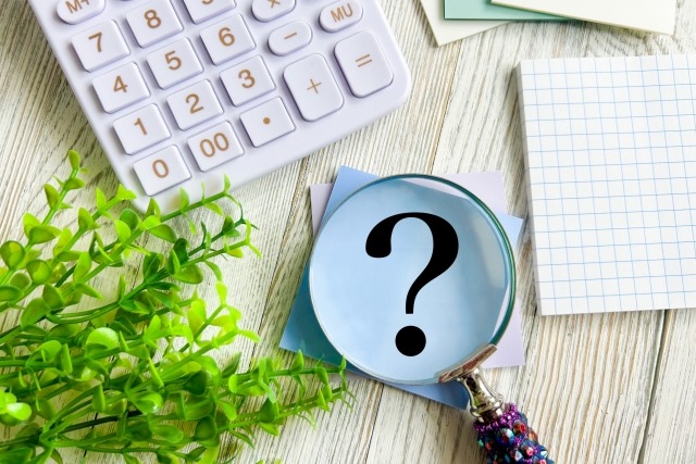 矯正費用の内訳をイメージする虫眼鏡と電卓の画像