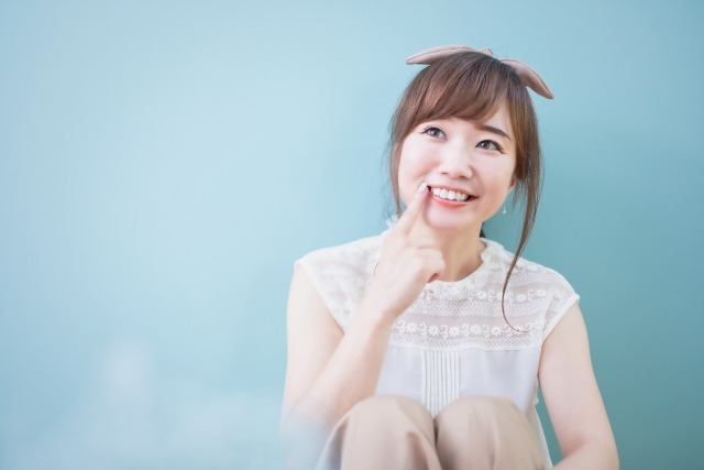 矯正治療で歯並びを整えた女性のイメージ画像