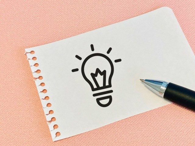 大人の歯列矯正で知っておくポイントを示す電球マークのイラスト