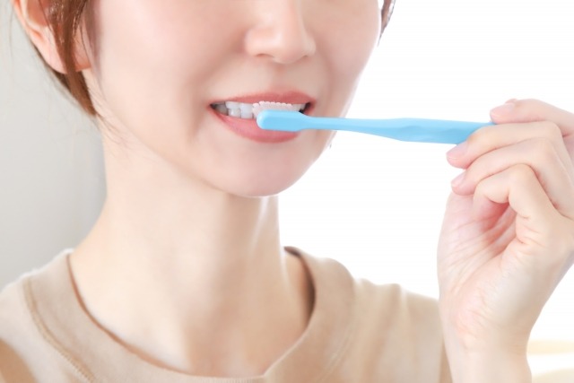 お口ケアとして歯磨きをする女性