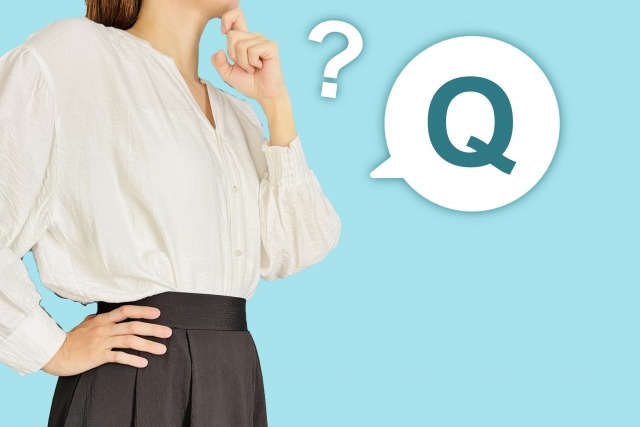 矯正治療の疑問を考える女性のイメージ画像