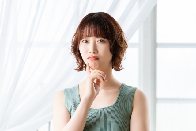 歯並びで悩んでいる女性