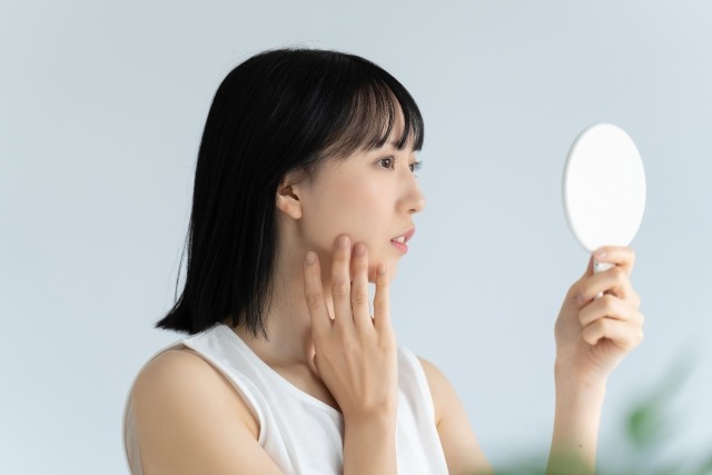 歯並びをチェックする女性