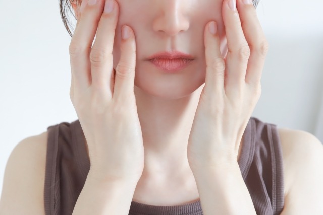 かみ合わせの違和感を気にする女性