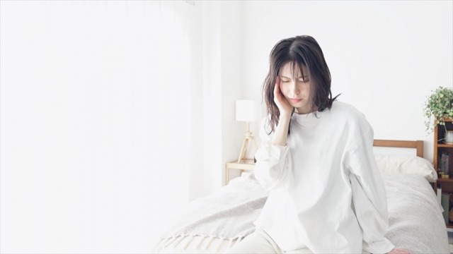 顎のだるさを感じる女性
