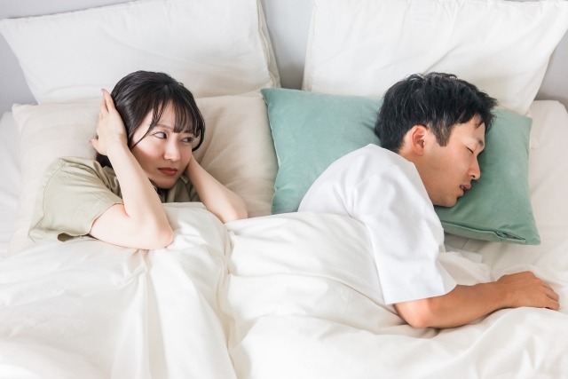 歯ぎしりの音で眠れない女性