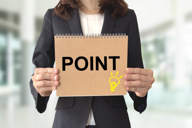 POINTと書かれたノートを持つ女性