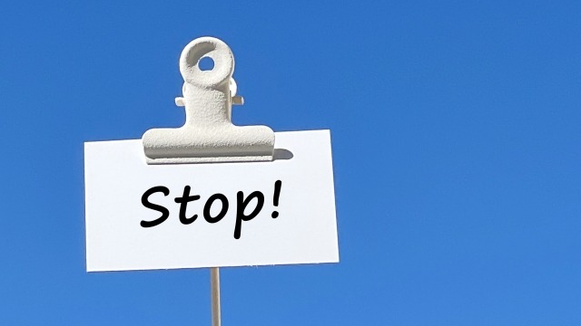 STOPと書かれた画像