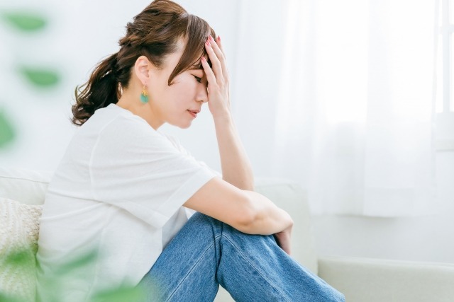 後悔する女性