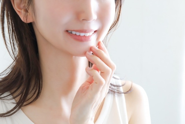 前歯の歯並びを気にする女性