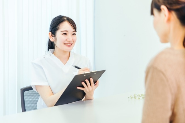 矯正歯科で無料相談を行う風景